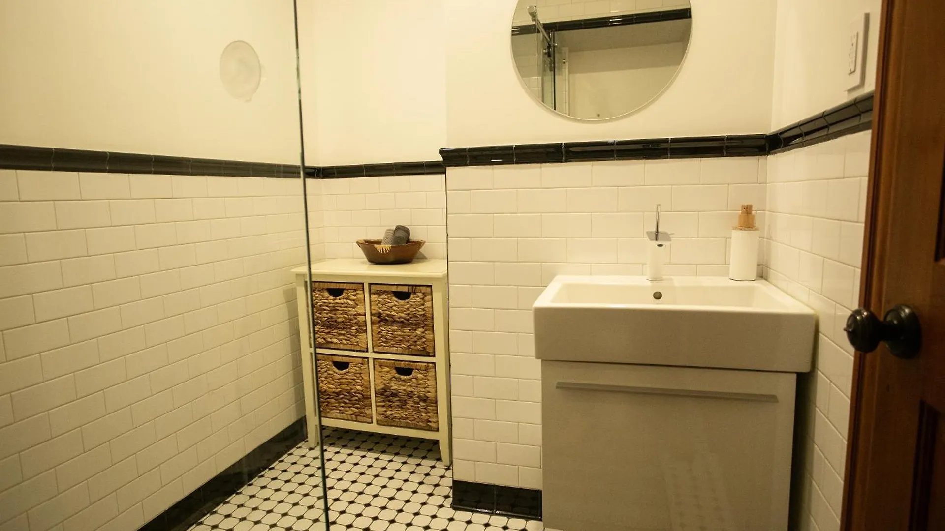 Luxury Downtown Montreal Apartment, 2 Br-2Ba, Free Wifi 0*,  Canada