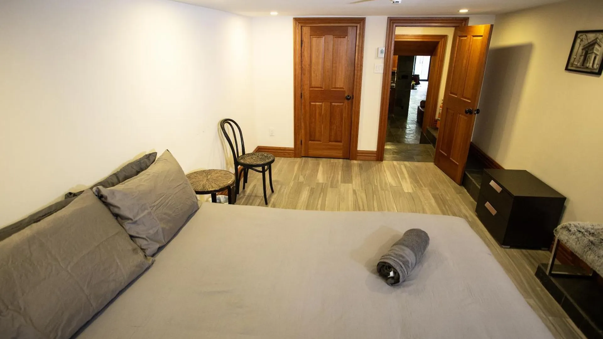 Luxury Downtown Montreal Apartment, 2 Br-2Ba, Free Wifi