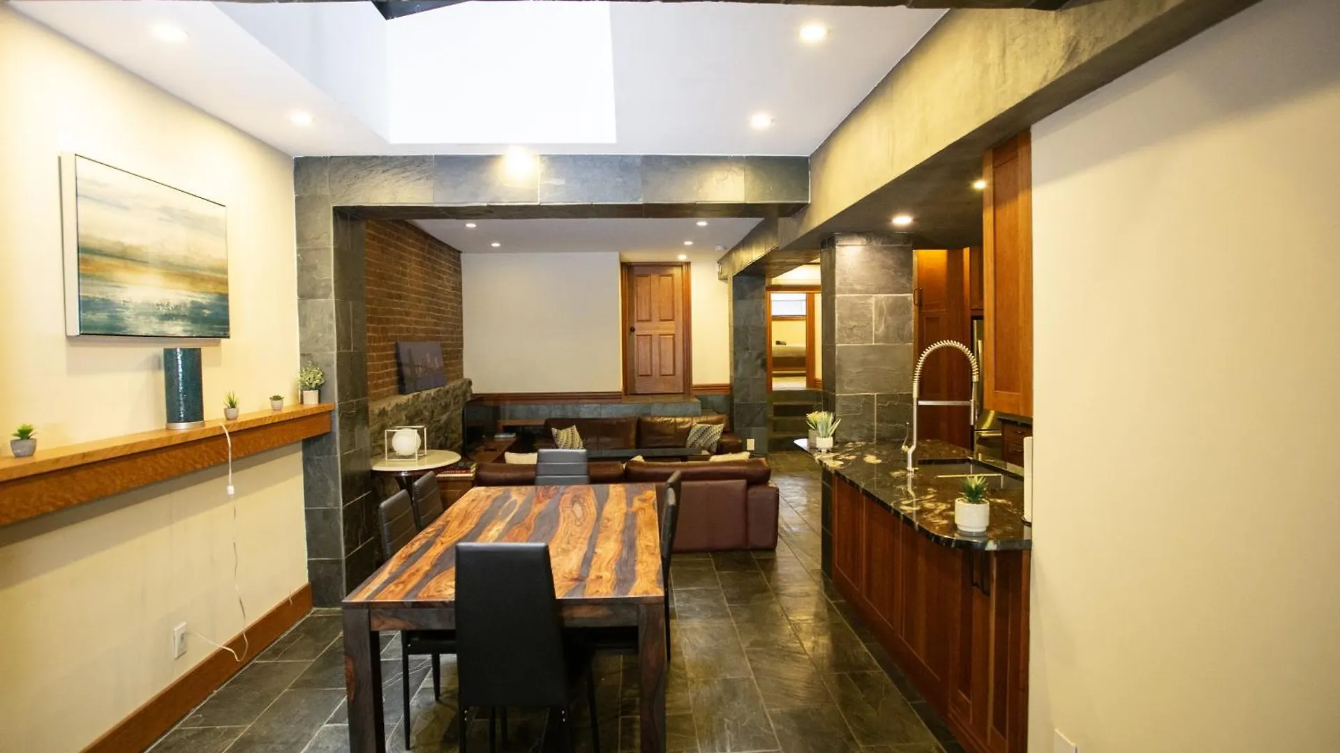 Luxury Downtown Montreal Apartment, 2 Br-2Ba, Free Wifi