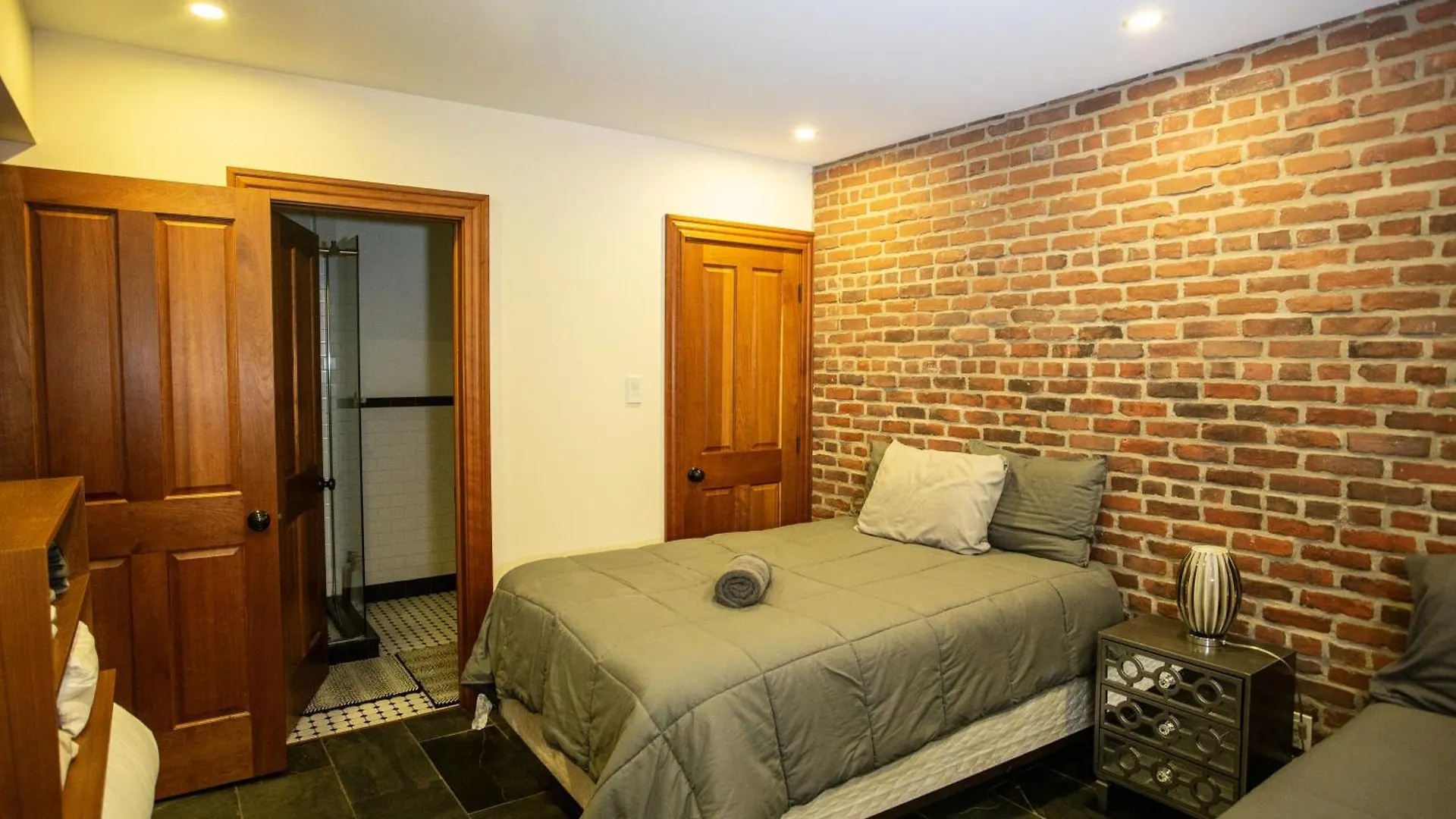 Luxury Downtown Montreal Apartment, 2 Br-2Ba, Free Wifi Apartment