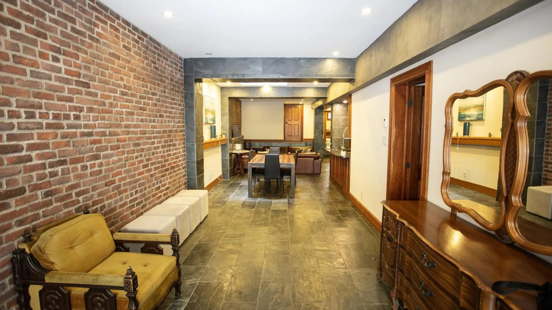 Luxury Downtown Montreal Apartment, 2 Br-2Ba, Free Wifi 0*,  Canada