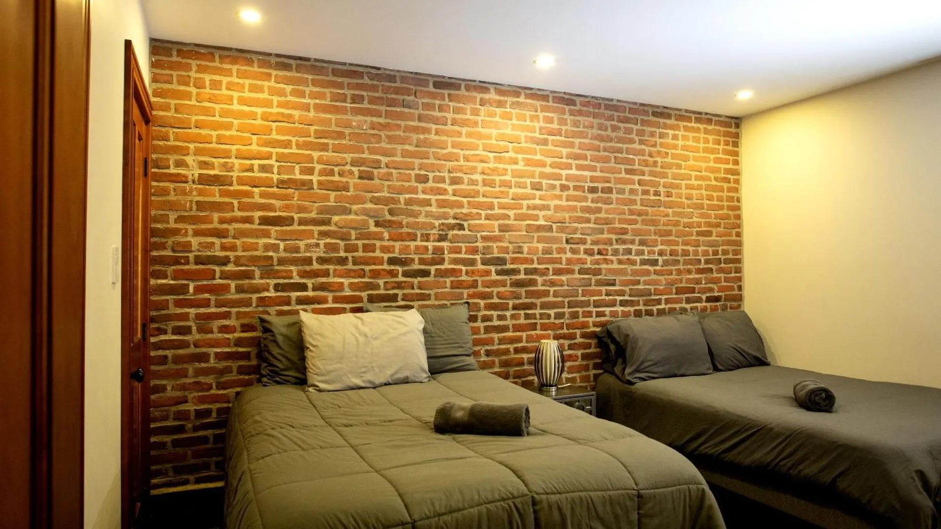 Luxury Downtown Montreal Apartment, 2 Br-2Ba, Free Wifi Apartment